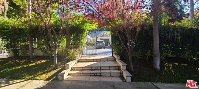 Primary Photo - 1258-1258 Coldwater Canyon Dr