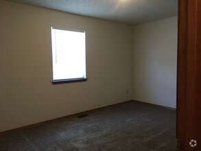 Building Photo - 2 Bedroom 1 Bath Duplex. Great Central Lo...