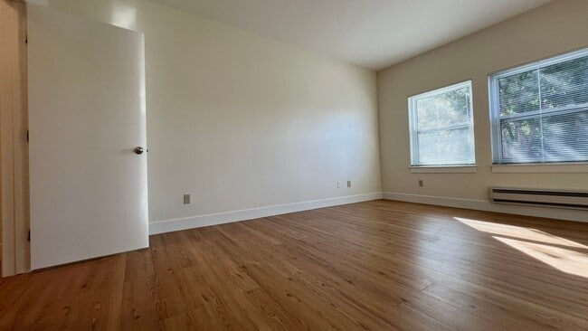 Building Photo - Beautiful Spacious 2 bd/1ba filled with light in Popular Neighborhood – Oakland, Emeryville, and ...