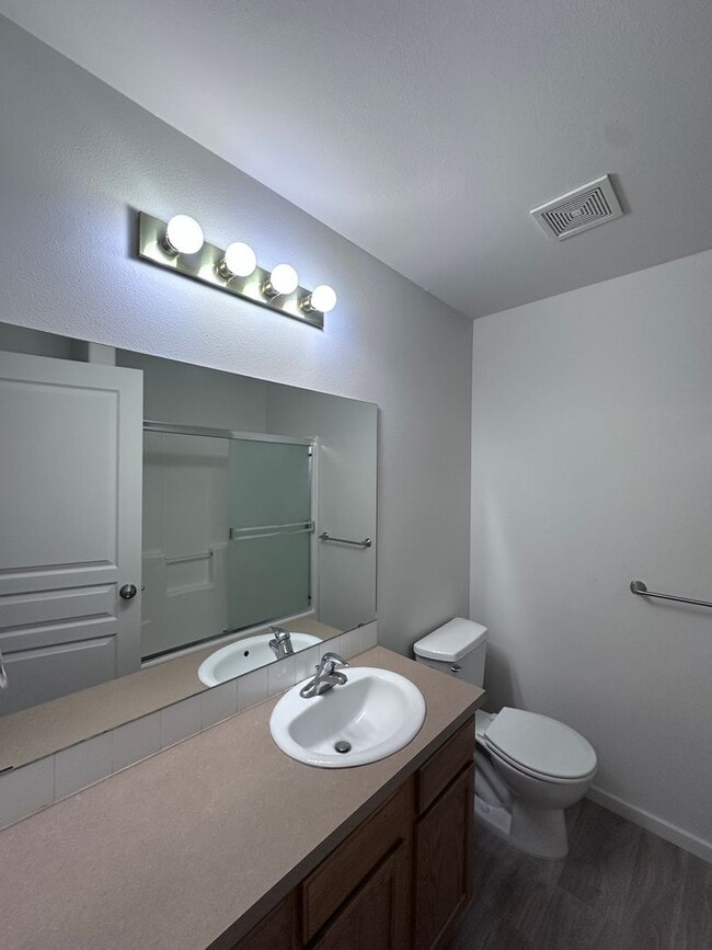 Building Photo - Newly Updated 3 Bedroom Available 12/1