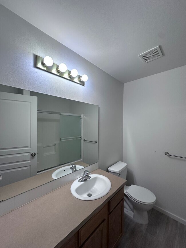 Building Photo - Newly Updated 3 Bedroom Available NOW