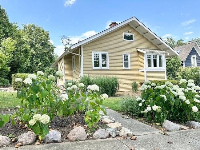 Primary Photo - 135 E Maple St