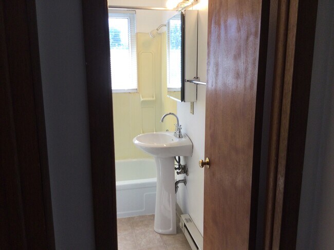 Building Photo - 206 NW College Ave