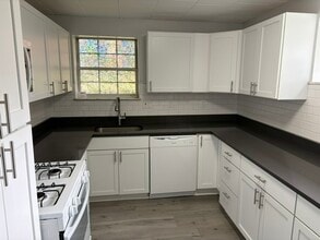 Building Photo - 906 Erdner Ave