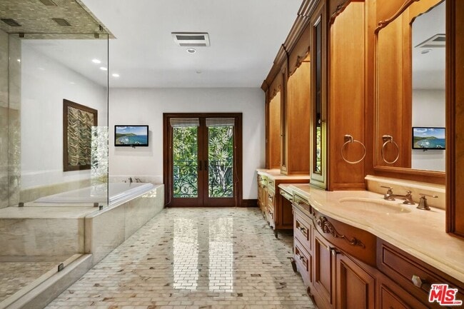 Building Photo - 2108 San Ysidro Dr