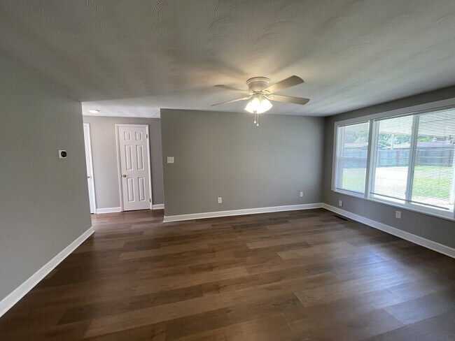 Building Photo - 1377 S Maple Ave