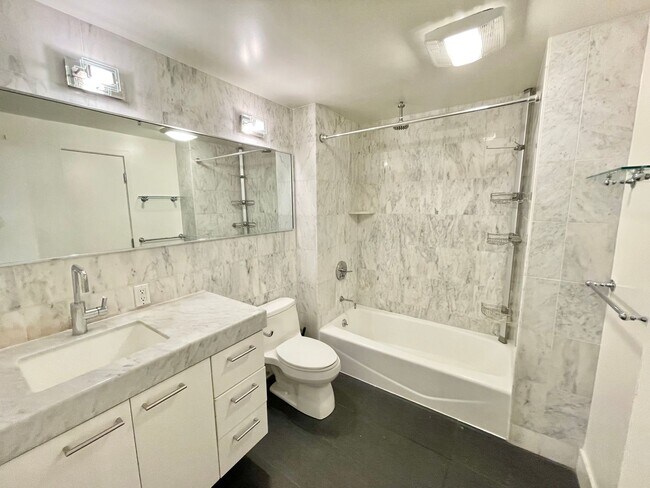 Building Photo - 1,600 sqft 2-Level SOMA 1BD+2 Bonus Rooms+ 1.5BA Loft! 2 Car Pkg! Laundry! Balcony! -PROGRESSIVE