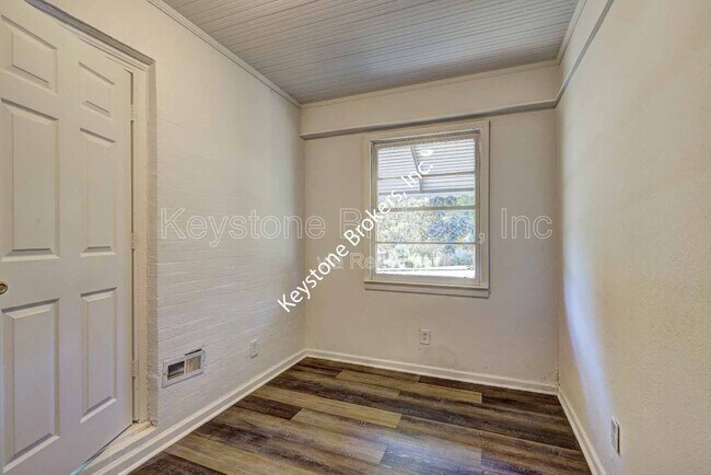 Building Photo - 2128 Knightsbridge Rd