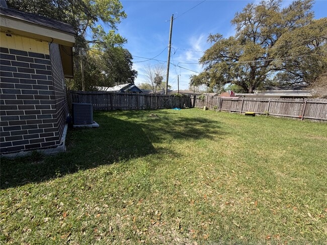 Building Photo - 2501 Maple St