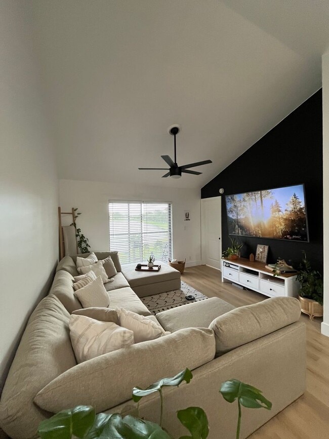 Building Photo - 2 Bedroom Condo in Winding Lake - Sunrise ...