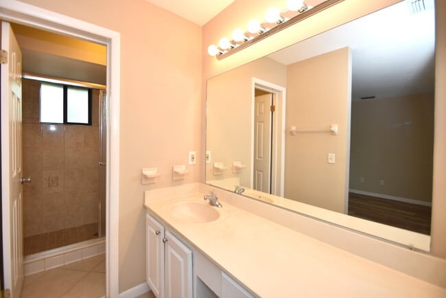 Building Photo - Second floor condo 2/1.5 located at the Fa...