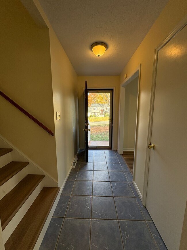 Building Photo - Spacious split level in Campell County nea...