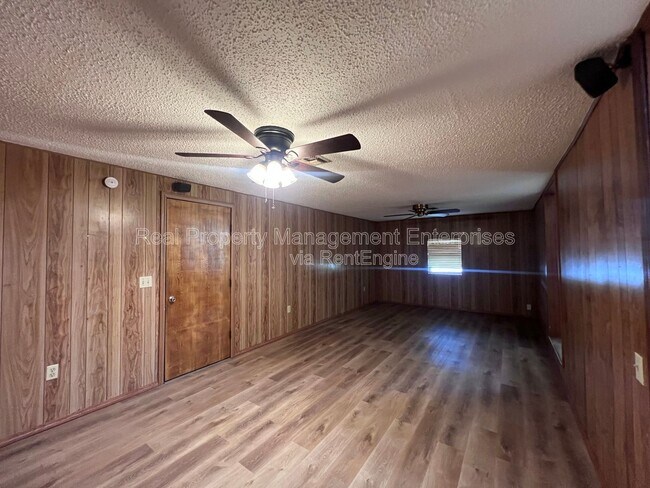 Building Photo - 204 Wolf Ln