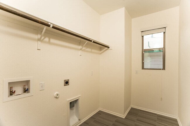 Building Photo - Village at Wells Branch 4-Bedroom Home