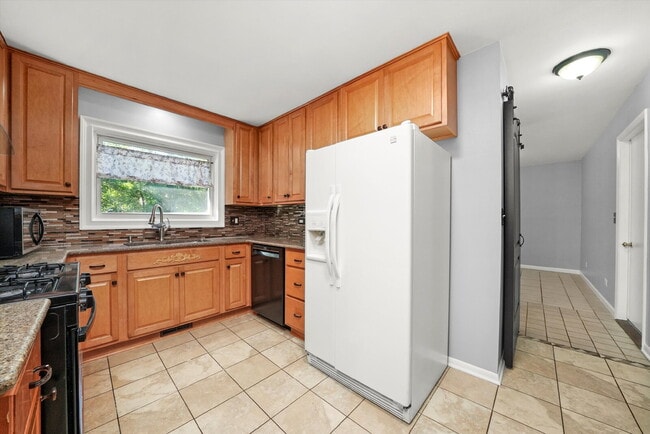 Building Photo - Updated Grayslake Home with Sunroom and Fl...