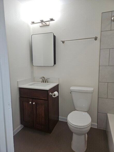 Ensuite bathroom - 1427 27th Ave