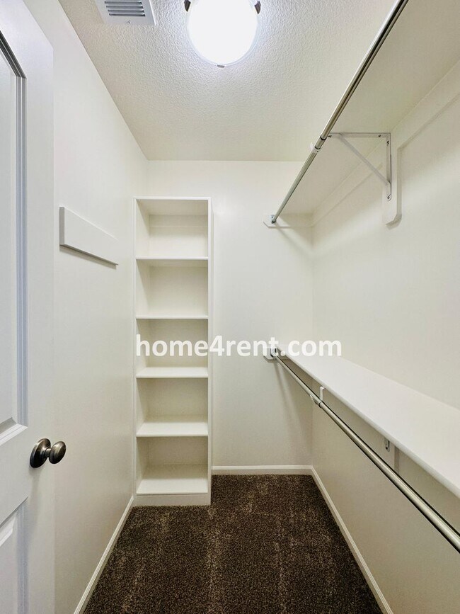 Building Photo - Nearly New Luxury Home in Blue Valley Schools!