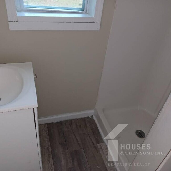 Building Photo - 120 Owens St