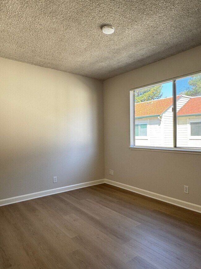 Building Photo - Welcome to this updated 3 bedroom condo with laminate vinyl plank flooring