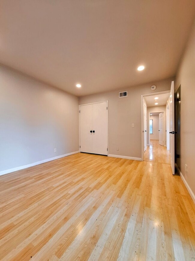 Building Photo - Beautiful 2bd Single Story House With Gate...