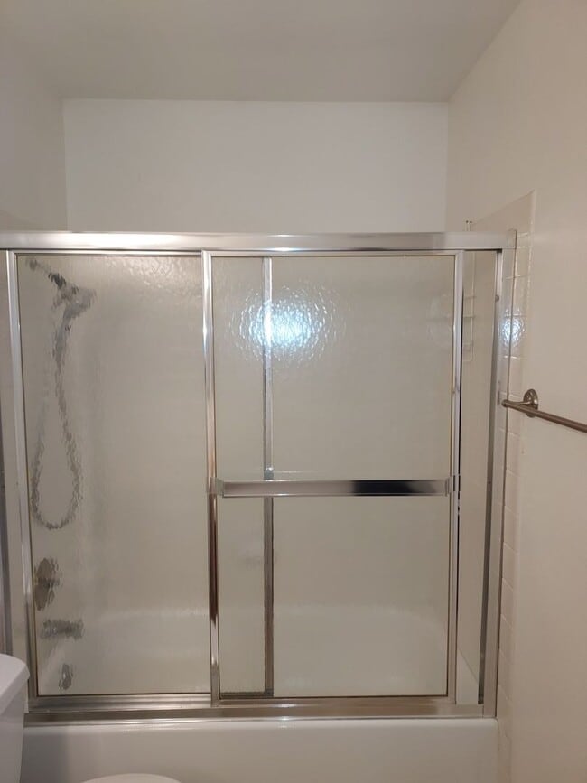 Building Photo - SINGLE STORY TOWN HOME 3 BEDROOM 2 BATH WI...