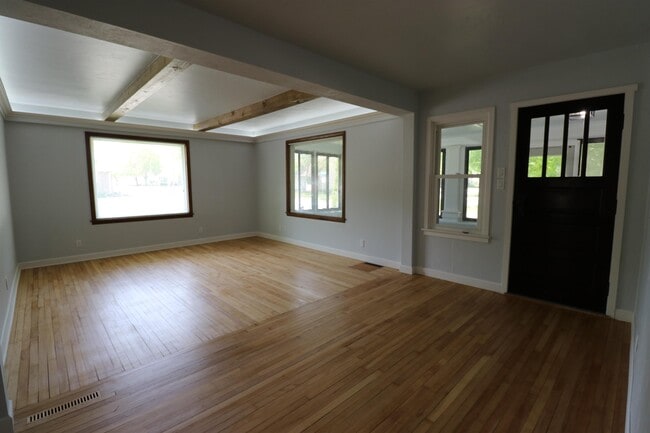 Building Photo - 855 Langlade Ave