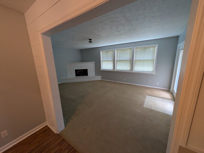 Building Photo - 302 Kenyon Dr