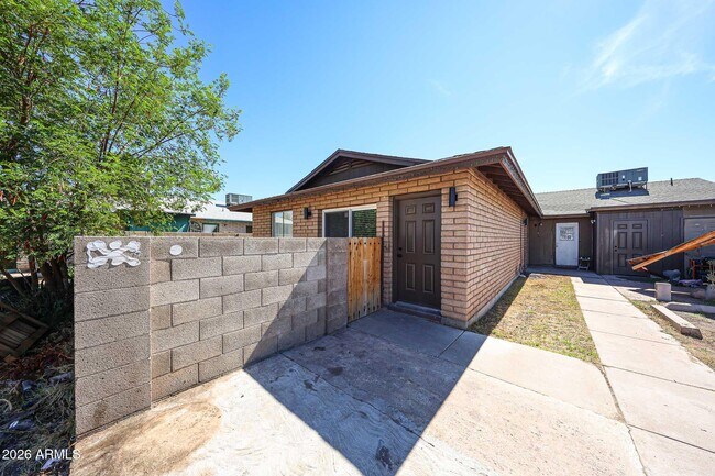 Building Photo - 558 S Lesueur