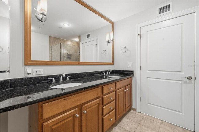 Building Photo - 1227 E Madison St