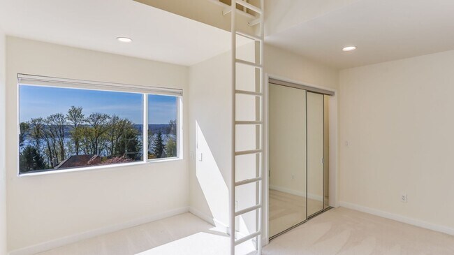 Building Photo - 5bd/5ba Mercer Island Home