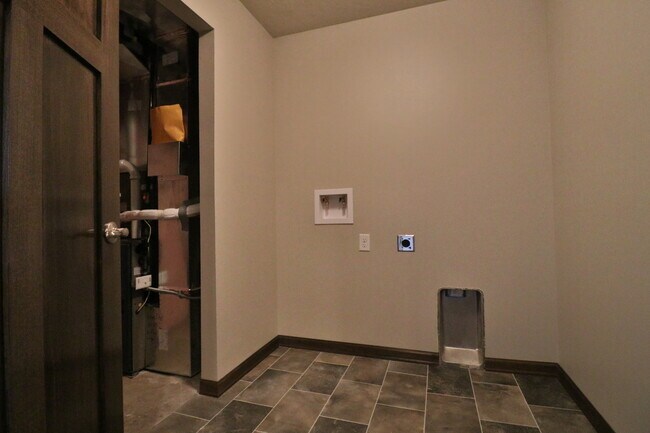 Building Photo - HUGE 4 bedroom home with fenced in backyard!