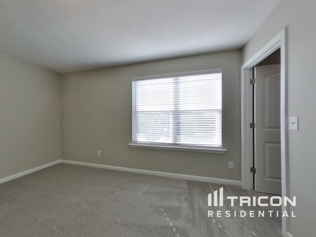 Building Photo - 913 Latting Dr