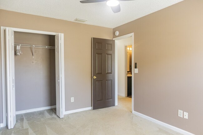 Building Photo - 2034 Belhaven Dr