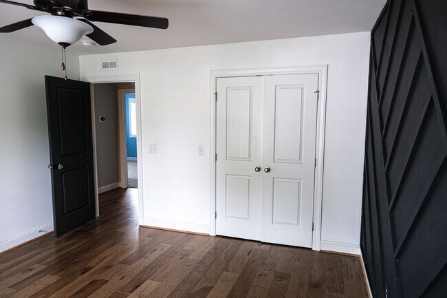 Building Photo - 3 Bedroom, 2.5 Bath in Prime Location! Law...