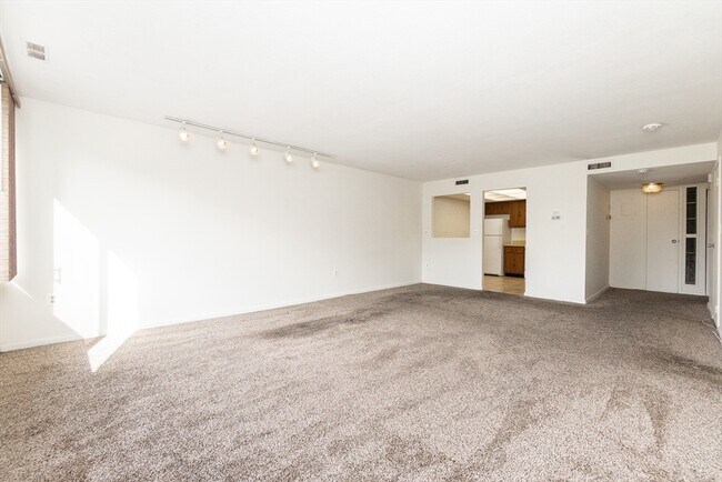 Building Photo - 404 Paradise Rd