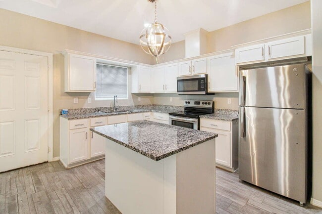 Building Photo - Beautiful great size apartment in gated community