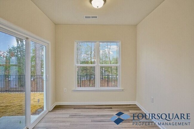 Building Photo - Spacious 3-Bed End- Unit Townhome with Mod...