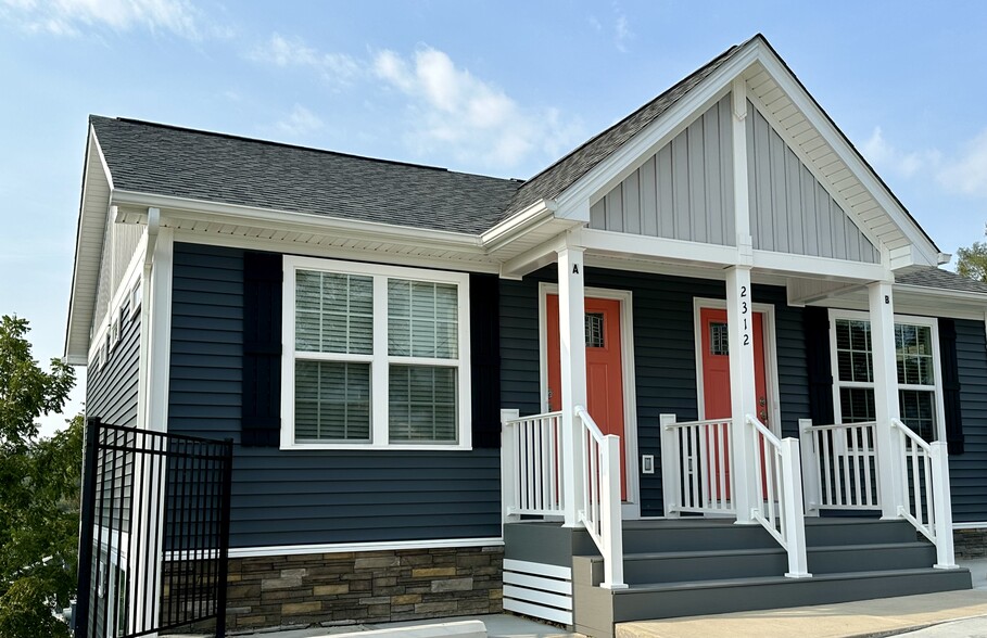 Private lighted covered entry - 2312-A Belle Ave NE