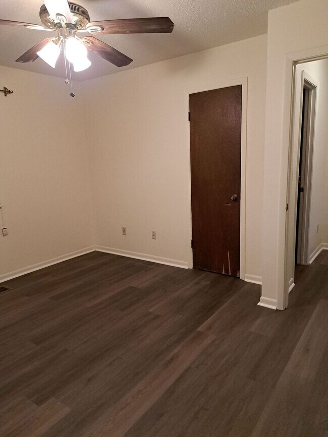 Building Photo - 1514 Kraft Ave