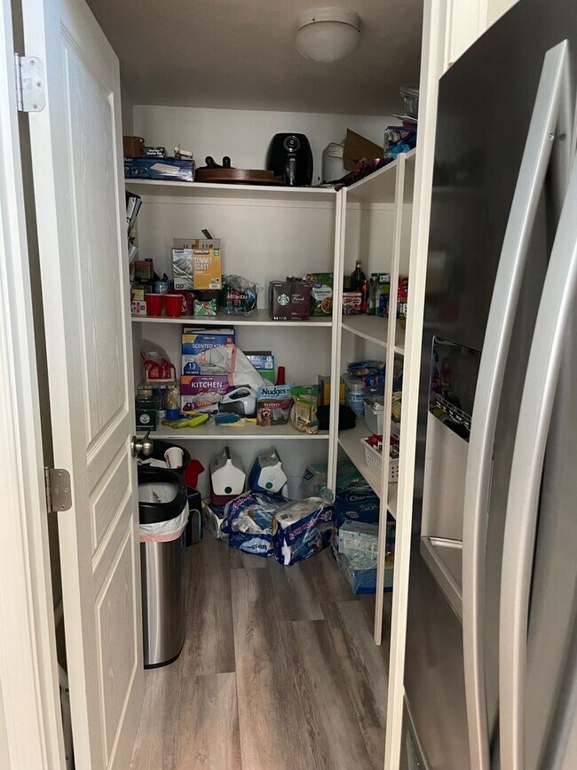 Building Photo - Pet Friendly Home in Desirable Neighborhood!