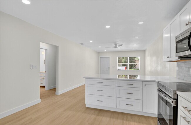 Building Photo - 529 NE 18th St