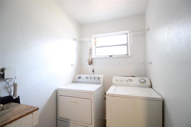 Building Photo - 3933 SW 26th Dr