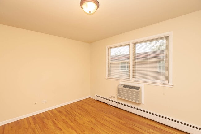 Building Photo - 1320 W Lunt Ave