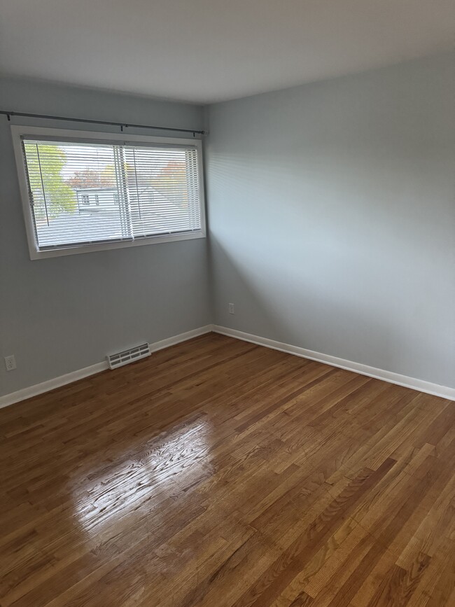 Building Photo - 6262 S Robert Ave