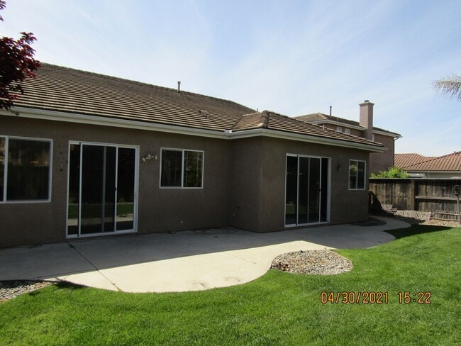 Building Photo - Centrally Located Single Story Home in Traditions