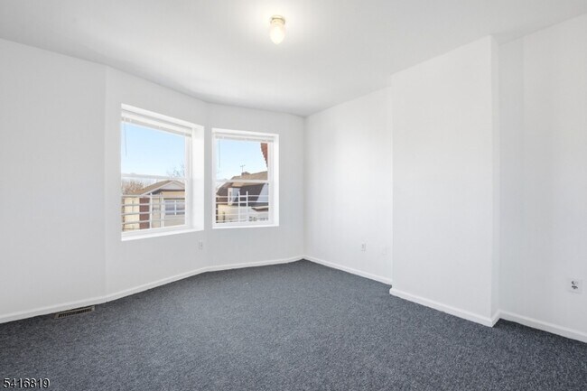 Building Photo - 44 1/2 3rd Street Unit