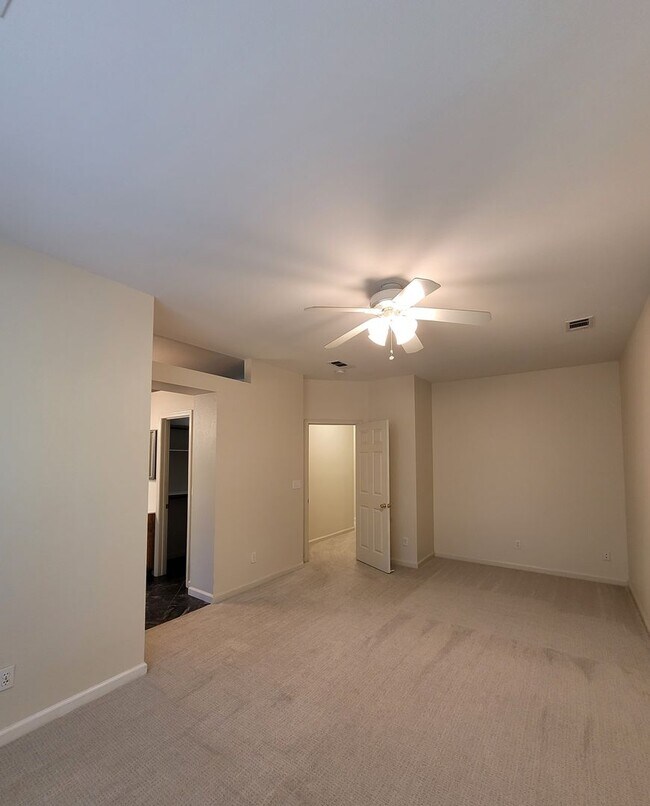 Building Photo - 1095 Crescent Dr