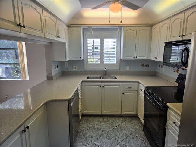 Building Photo - 2950 SE Ocean Blvd