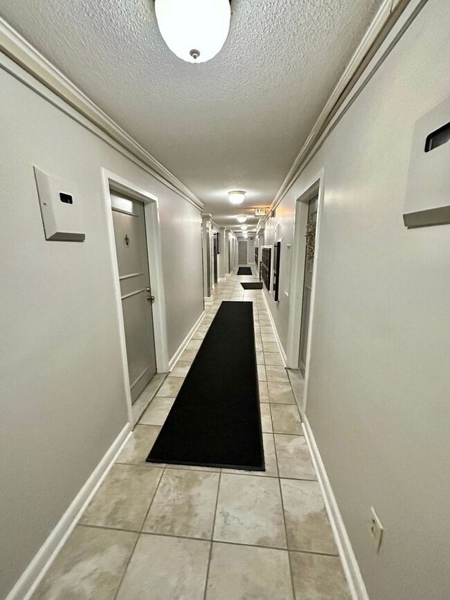 Building Photo - Spacious One Bedroom Condo In the Heart of Dupont - 17th/New Hampshire.