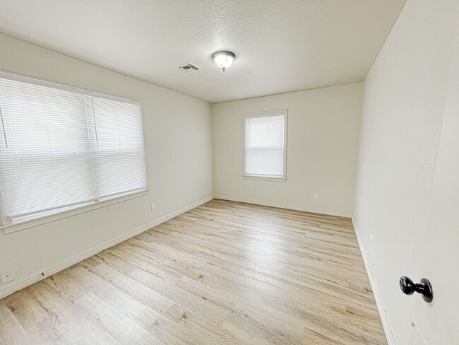 Building Photo - MOVE IN READY! Updated 2 Bed - 1 Bath NW OKC!